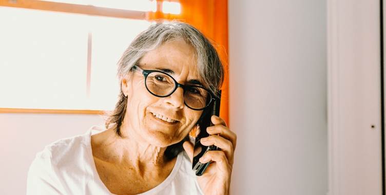 A person holding a phone

AI-generated content may be incorrect.