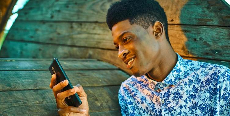 A person looking at a cellphone

AI-generated content may be incorrect.