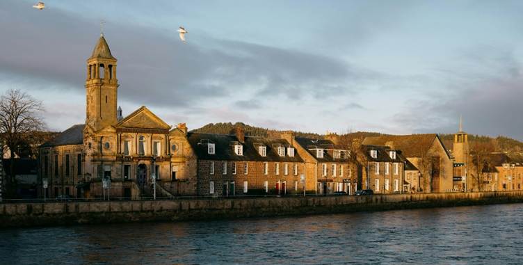 A row of houses by a body of water

AI-generated content may be incorrect.